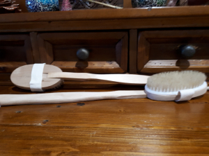 wooden long handle brush